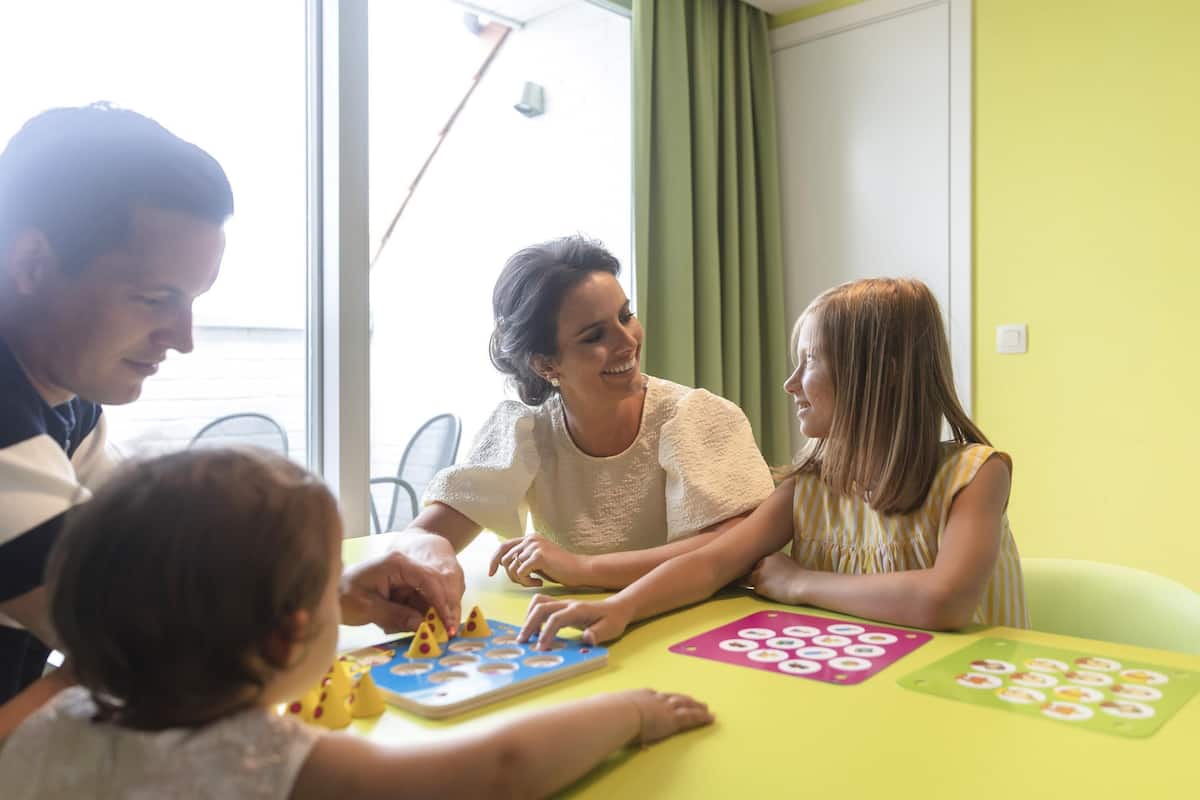 Caja de seguridad en la habitación y escritorio