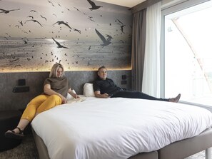 Superior kamer, 1 tweepersoonsbed, balkon | Een kluis op de kamer, een bureau, een laptopwerkplek
