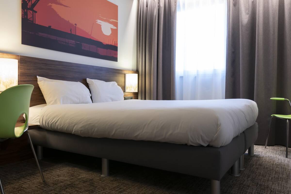 standard room | in-room safe, desk, laptop workspace, blackout curtains