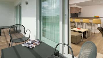 Camera familiare, balcone | Una cassaforte in camera, una scrivania, postazione laptop