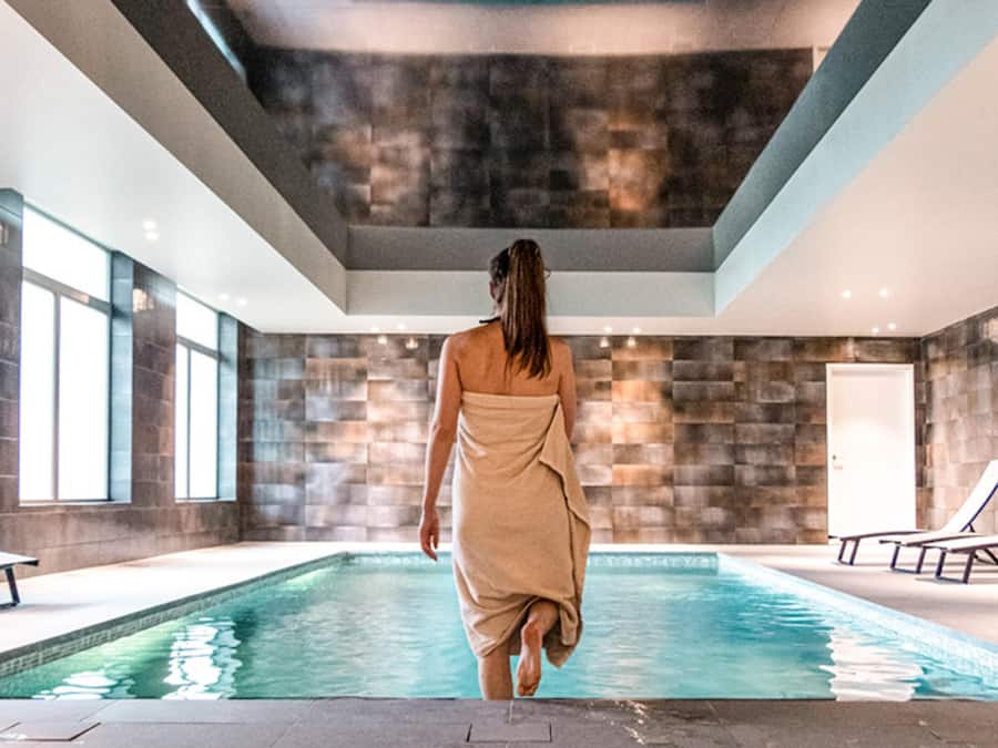 Piscina interna, piscina externa sazonal, espreguiçadeiras