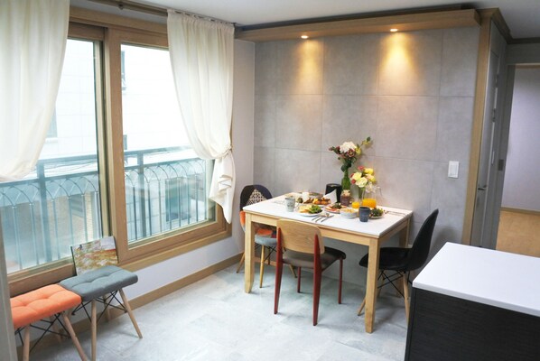 Luxury-Apartment, 2 Schlafzimmer, Nichtraucher, Verbindungszimmer | Wohnzimmer | 27-Zoll-LED-Fernseher mit Premium-TV-Sendern, Fernseher