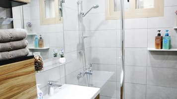 Premium Apartment, 2 Bedrooms, Non Smoking, Connecting Rooms | Bathroom | Shower, free toiletries, slippers, towels