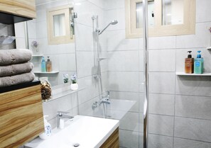 Premium Apartment, 2 Bedrooms, Non Smoking, Connecting Rooms | Bathroom | Shower, free toiletries, slippers, towels - Lee & No Guesthouse (Seoul)