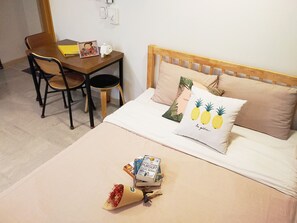 Standard-Dreibettzimmer, 1 Schlafzimmer, Nichtraucher, eigenes Bad | Individuell dekoriert, individuell eingerichtet, Schreibtisch
