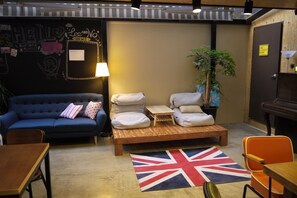 Lobby sitting area - Lee & No Guesthouse (Seoul)
