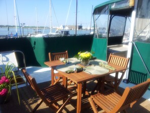 รับประทานอาหารกลางแจ้ง