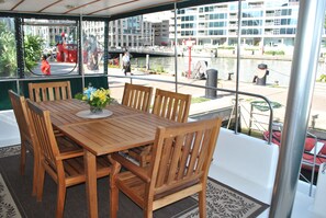 تناول الطعام بالخارج