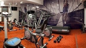 A gym with various exercise equipment, including treadmills, stationary bikes, and weights. - M Hotel Sosnowiec (Sosnowiec)