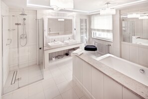 Grand Apartment, 1 Double Bed | Bathroom | Free toiletries, hair dryer, towels