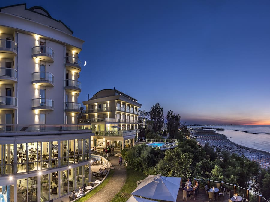 Fachada da propriedade à noite