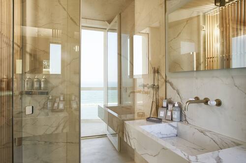 Junior-Studiosuite, Mehrere Betten, Meerblick (Levante) | Badezimmer | Regendusche, Haartrockner, Hausschuhe, Bidet