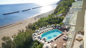 Hồ bơi ngoài trời, ghế dài tắm nắng