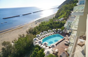 Outdoor pool, pool loungers - Hotel Sans Souci (Gabicce Mare)
