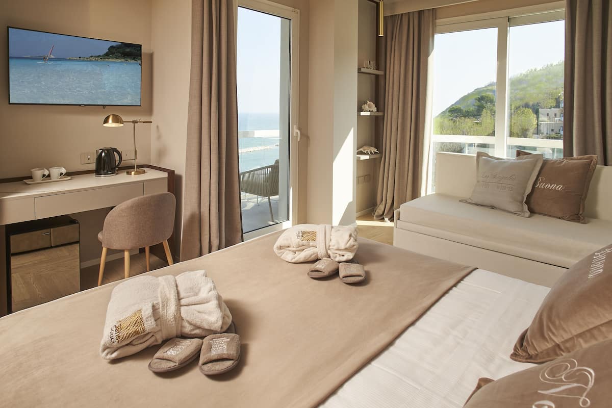 Suite estudio junior, varias camas, vista al mar (Levante) | Ropa de cama de alta calidad y artículos del minibar gratis