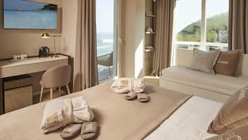 Suite Studio Junior, plusieurs lits, vue mer (Levante) | Literie de qualité supérieure, mini-bar avec articles gratuits