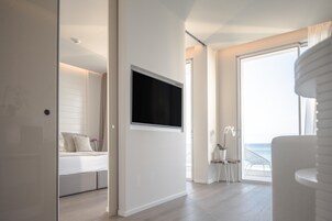 Deluxe Suite, Multiple Beds, Sea View (Oriente) | Premium bedding, free minibar items, in-room safe, blackout drapes