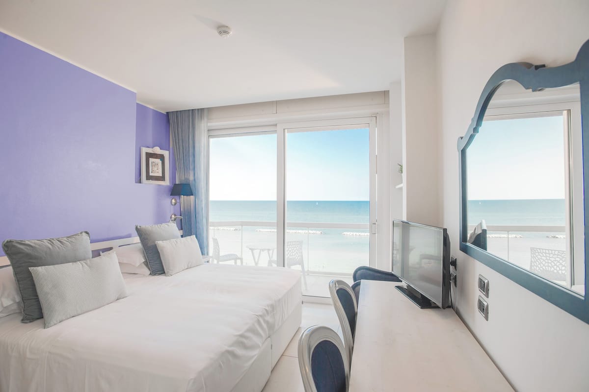 Habitación doble, frente al mar | Ropa de cama de alta calidad y artículos del minibar gratis