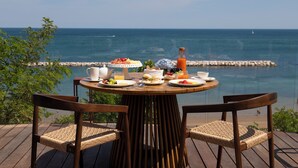 A table set with breakfast items and a view of the ocean. - Hotel Sans Souci (Gabicce Mare)