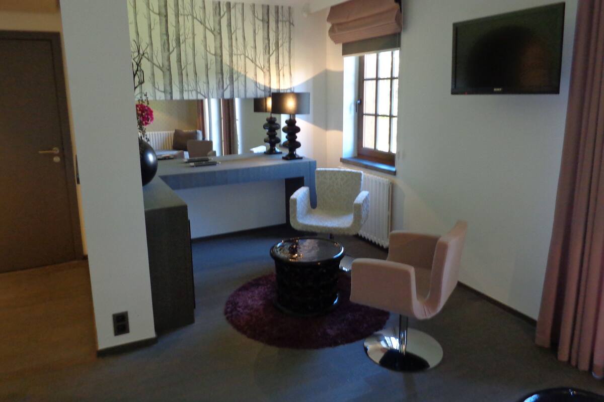 Classic Suite, Garden View | Living area | Plasma TV