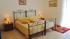 Double Room | Desk, soundproofing, rollaway beds, free WiFi - Bed and Breakfast Oliena (Oliena)