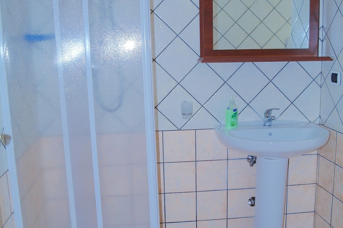 Habitación doble de uso individual | Baño | Regadera, secadora de cabello, batas, bidet