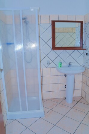 Double Room Single Use | Bathroom | Shower, hair dryer, bathrobes, bidet - Bed and Breakfast Oliena (Oliena)
