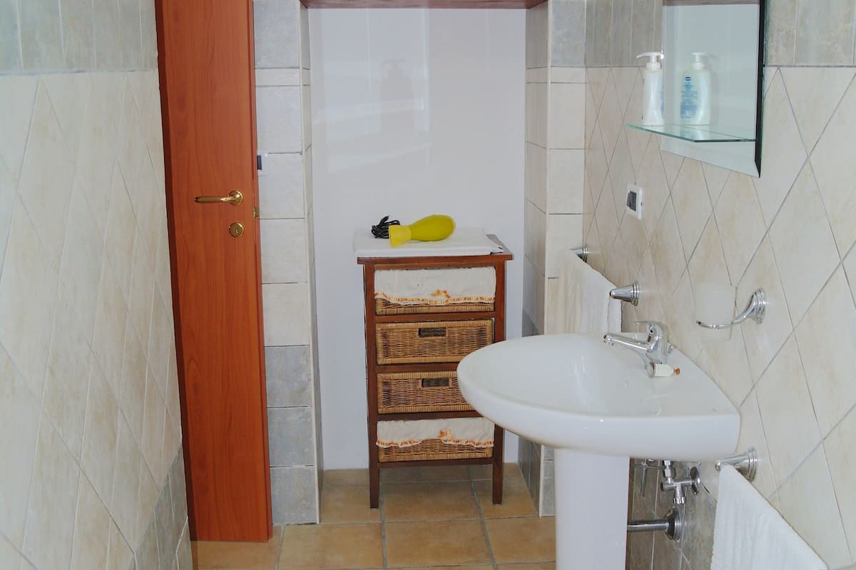 Habitación cuádruple, 1 habitación | Baño | Regadera, secadora de cabello, batas, bidet