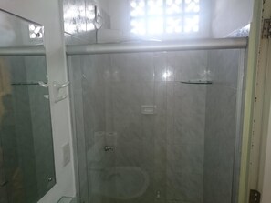 Salle de bain | Douche, serviettes fournies