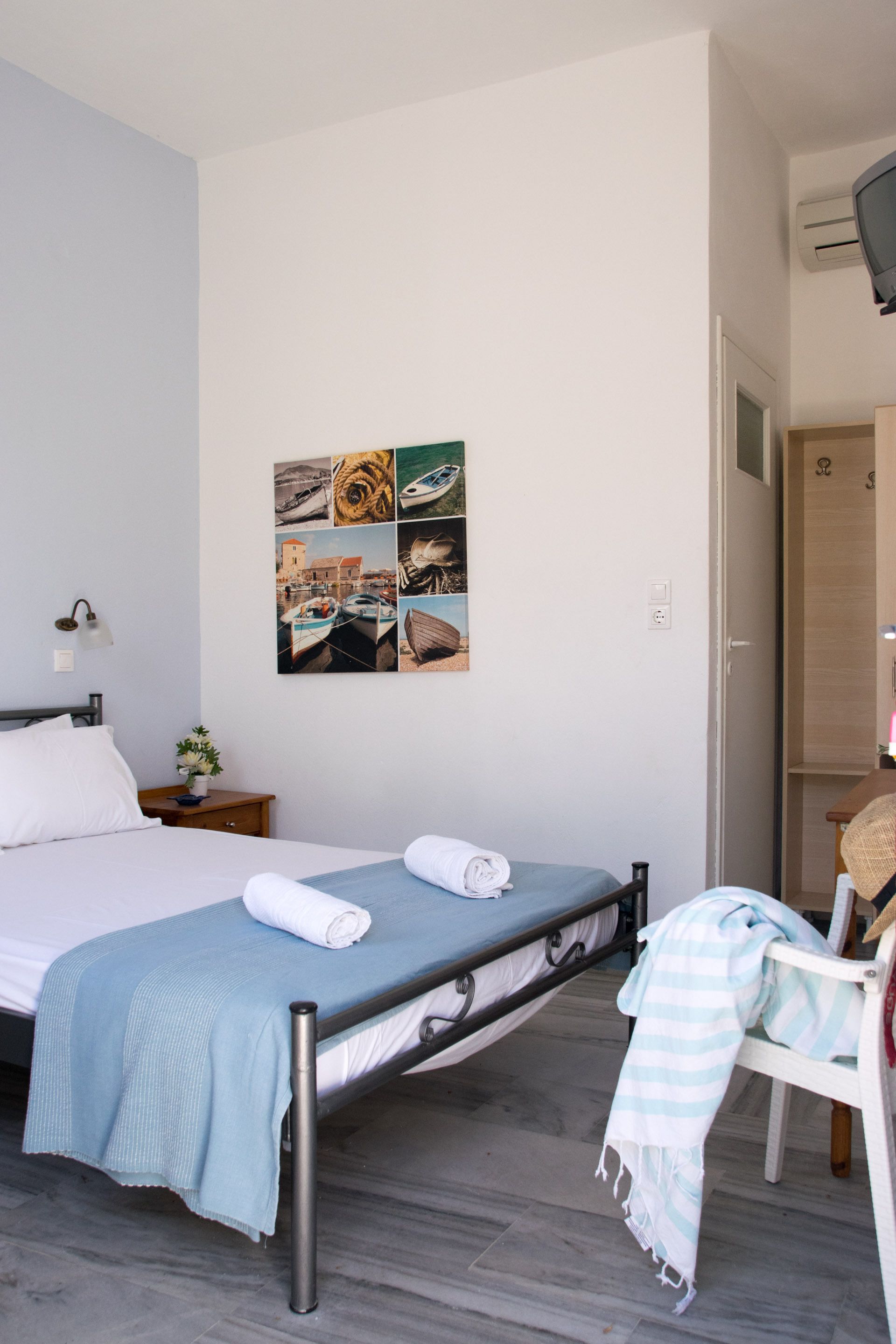 standard room, garden view | living area | tv