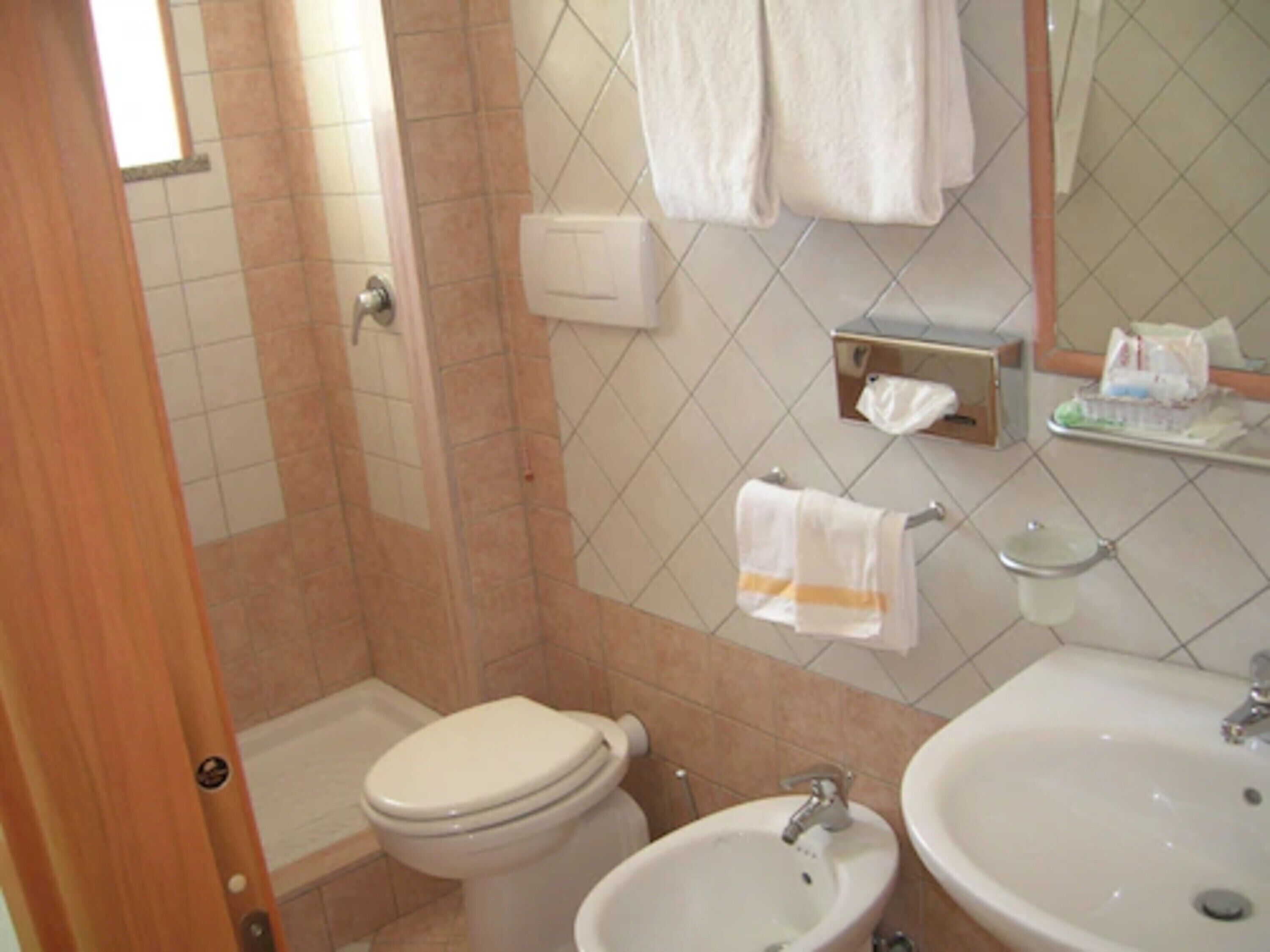 standard triple room | bathroom | shower, rainfall showerhead, free toiletries, hair dryer