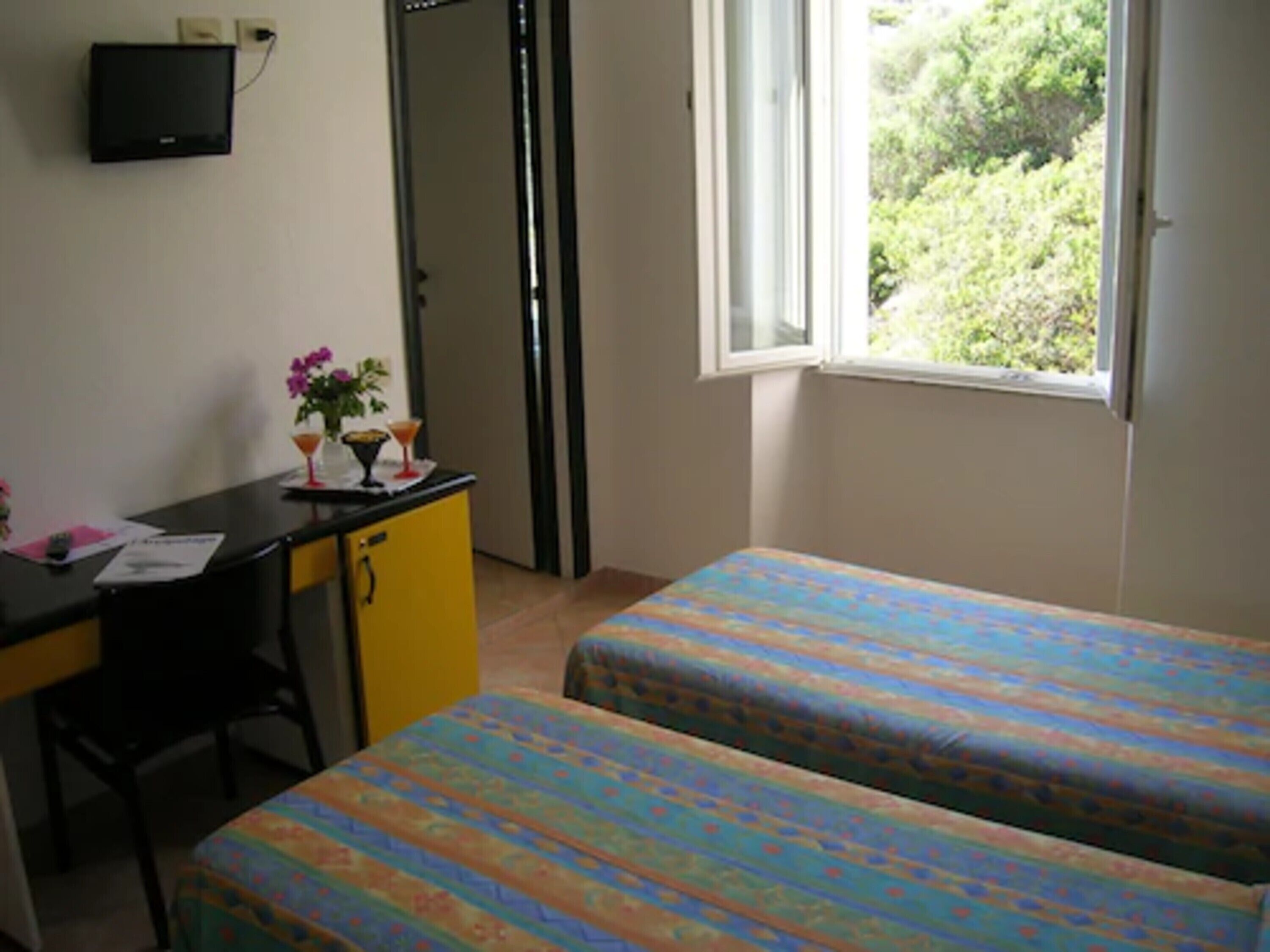 standard double or twin room | minibar, in-room safe, desk, cots/infant beds