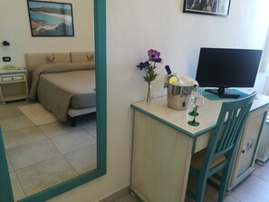 Standard Double or Twin Room | Minibar, in-room safe, desk, cots/infant beds - Hotel Nido D'Aquila (La Maddalena)