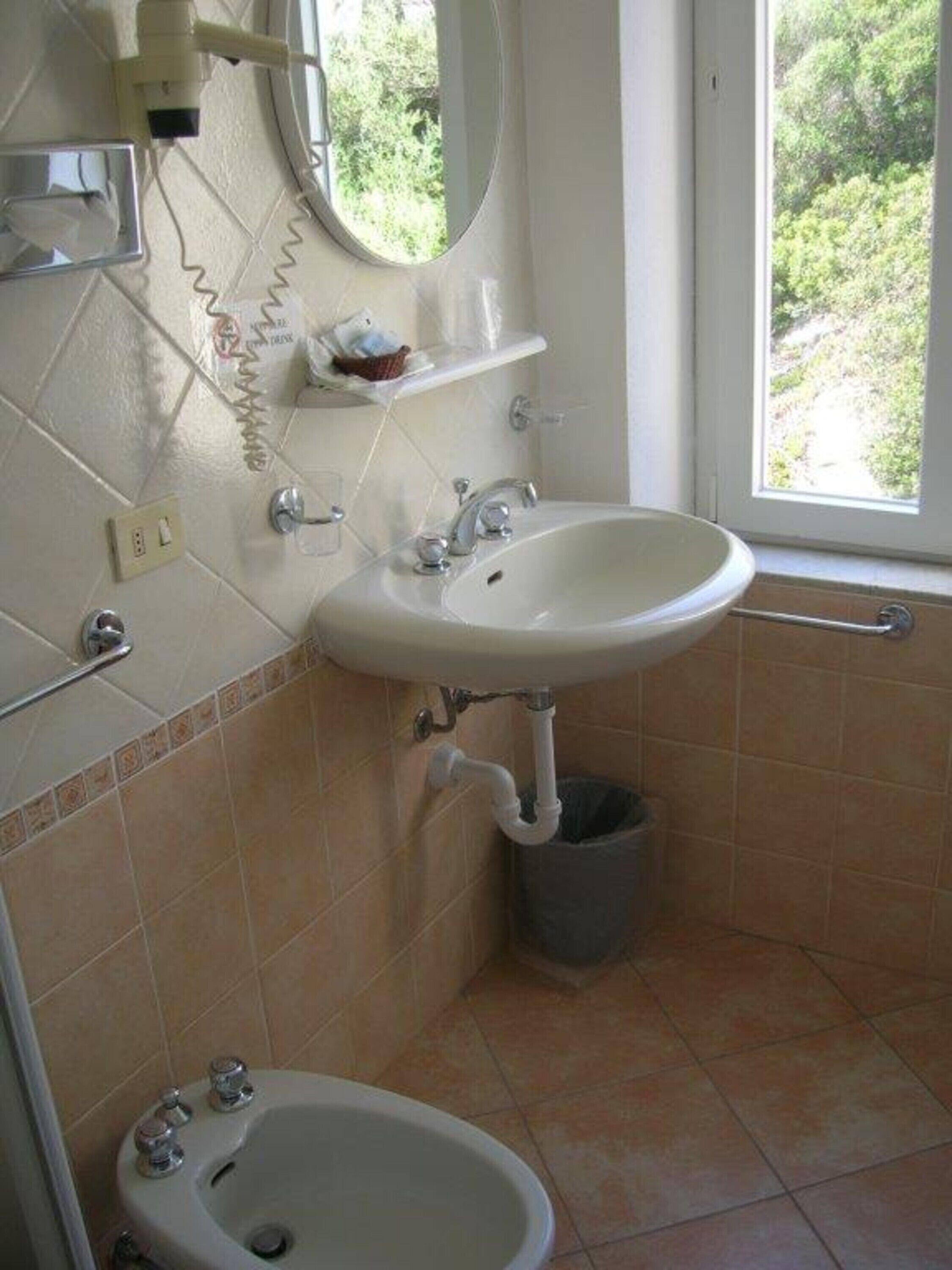 basic single room, 1 single bed | bathroom | shower, rainfall showerhead, free toiletries, hair dryer