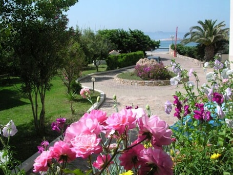 Garden. Hotel Nido D'Aquila