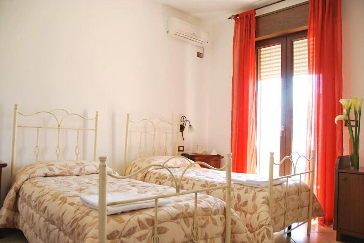 Desk, cots/infant beds