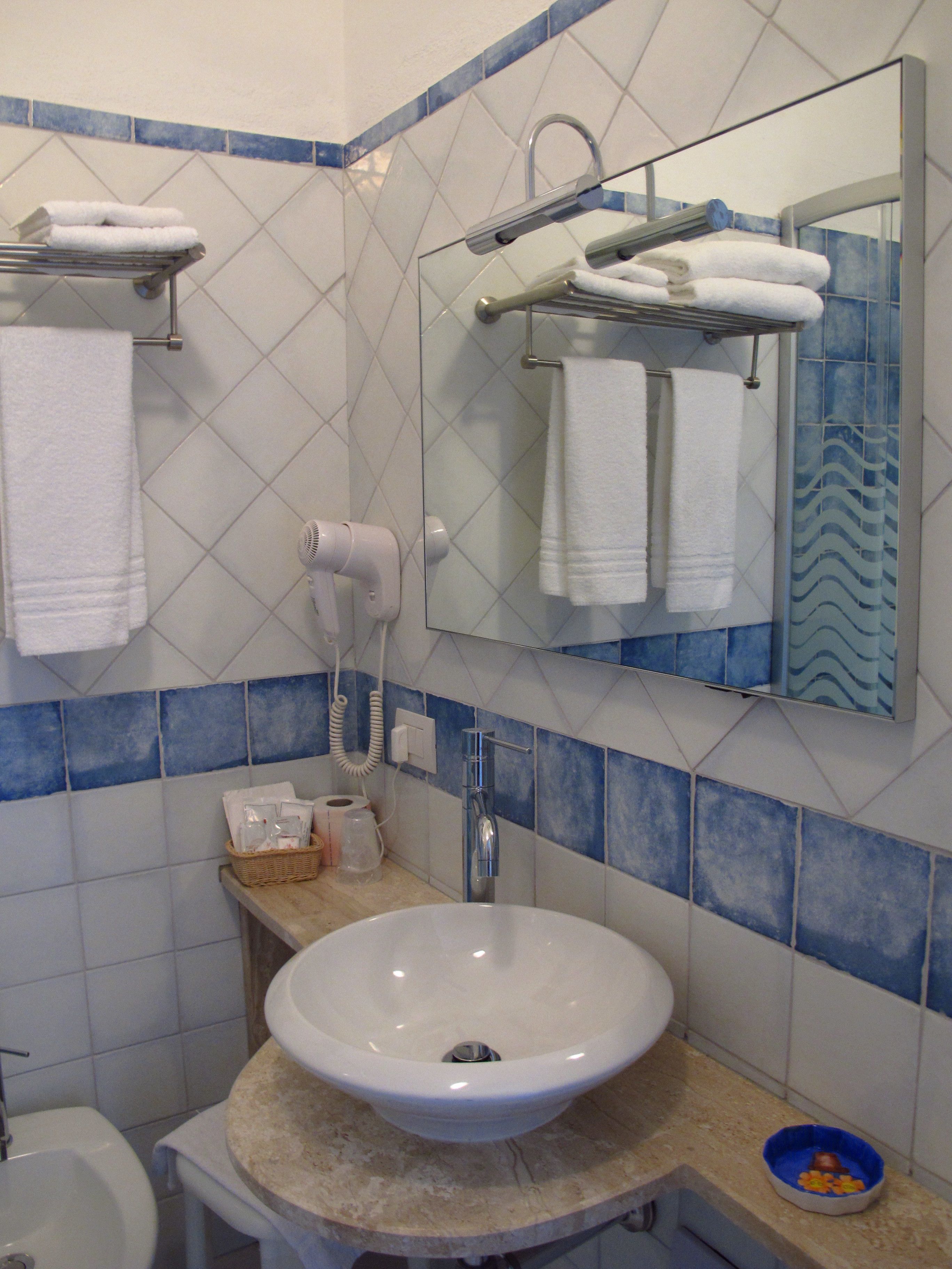 shower, free toiletries, hair dryer, bidet