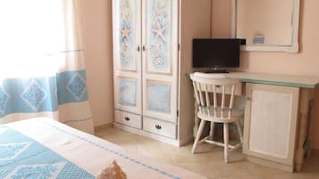 Dreibettzimmer | Minibar, Zimmersafe, Schreibtisch, Verdunkelungsvorhänge