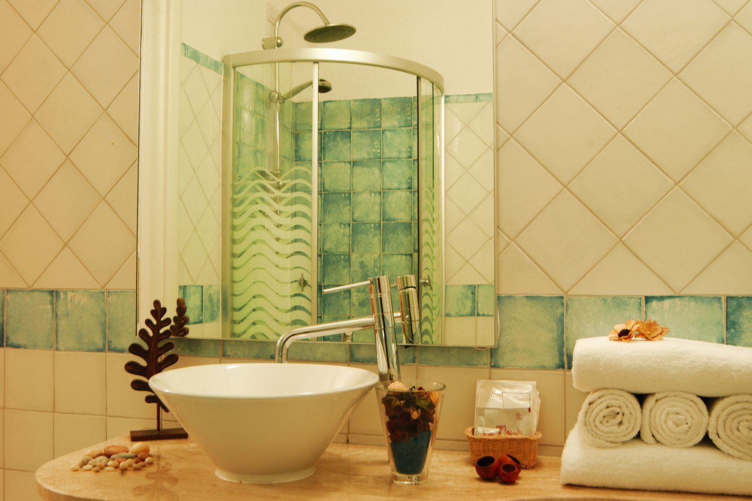 quadruple room | bathroom sink