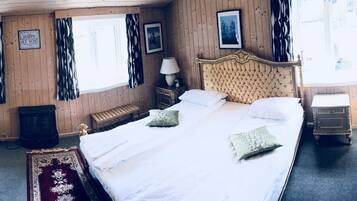 Dobbeltrom, privat bad, fjellutsikt | Barnesenger (inkludert) og wi-fi (inkludert)