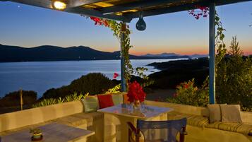 Breakfast, lunch and dinner served