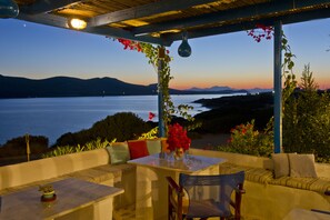 Melayani sarapan, makan siang, dan makan malam