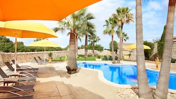 Una piscina al aire libre de temporada (de 07:00 a 20:00), tumbonas