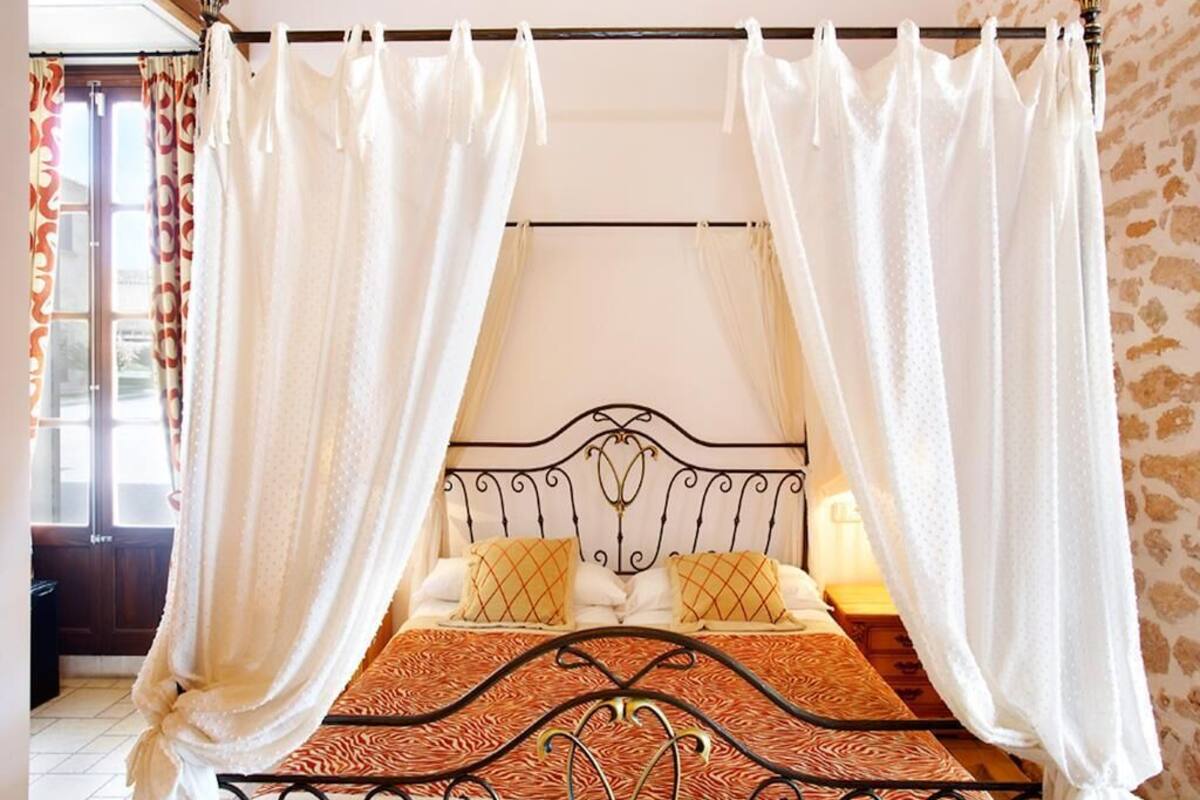 Premium bedding, down comforters, minibar, in-room safe