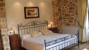 Eenvoudige tweepersoonskamer, 1 slaapkamer | Luxe beddengoed, donzen dekbedden, een minibar, een kluis op de kamer