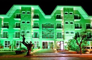 Fachada da propriedade à noite