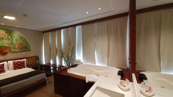 Suíte romântica, um futon | Roupas de cama antialérgicas, frigobar, individualmente decorados