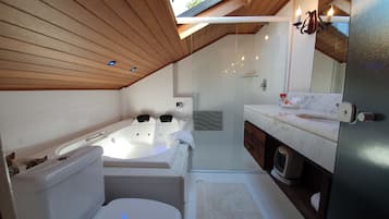 Ático ejecutivo, 3 habitaciones | Baño | Ducha, artículos de higiene personal gratuitos y secador de pelo