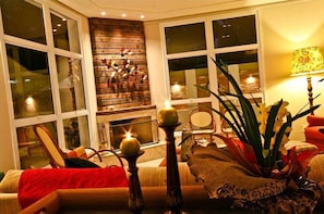 42-tommers LCD-tv med kabelkanaler, tv