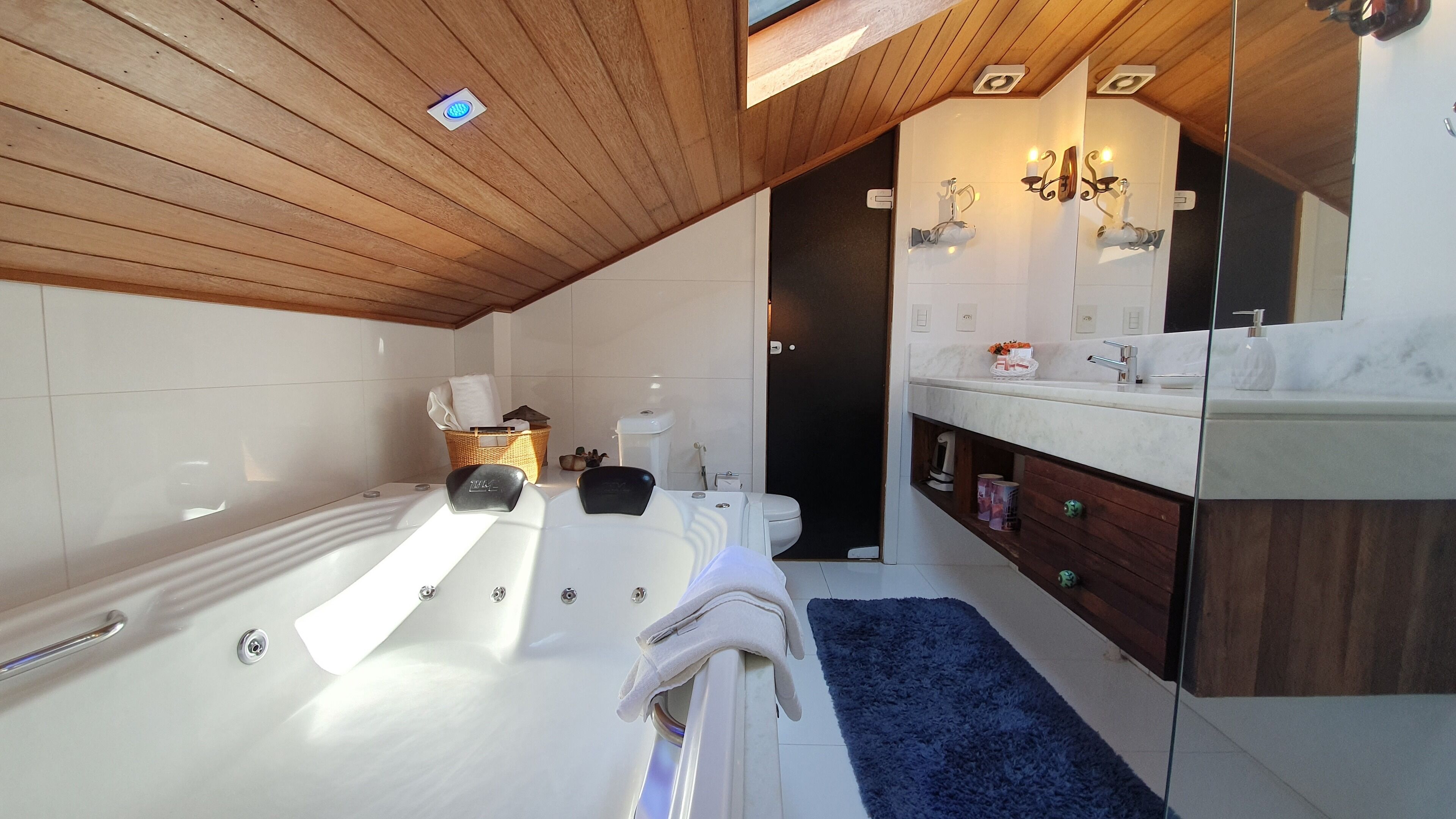 executive penthouse, 3 bedrooms | bathroom | shower, free toiletries, hair dryer, towels